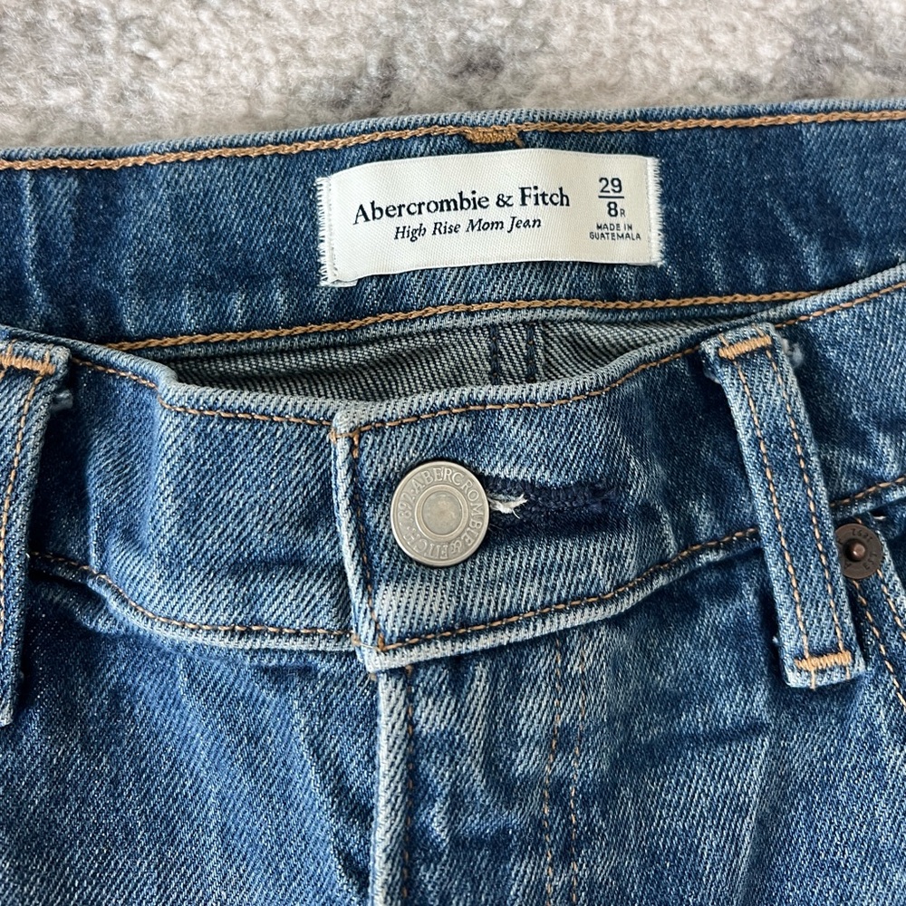A&F High Rise Mom Jeans - Picture 4 of 4